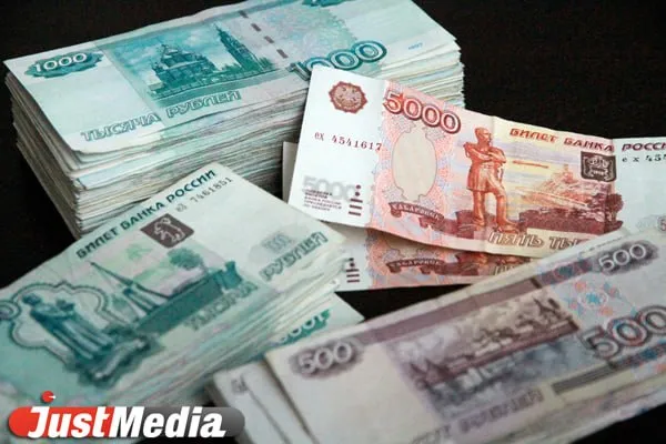 Мама и ребенок из Нижнего Тагила получат в качестве компенсации за травмы в аэропорту Сочи 700 тысяч рублей По данным объединенной пресс службы судов региона летом 2025 года женщина вместе с ребенком была в аэропорту Сочи После прохождения предполетного досмотра они направились к месту ожидания По пути поскользнулись на мокром полу и упали В результате падения ребенок получил ушиб грудной клетки женщина травму позвоночника Ей потребовалось длительное лечение и восстановление Вернувшись домой Елена обратилась в суд Представители аэропорта и подрядной организации иск не признали утверждали что причинно следственная связь между падением и травмами не доказана В итоге суд постановил взыскать в пользу пострадавшей женщины 500 тысяч рублей в качестве компенсации морального вреда а также штраф в 80 тысяч рублей и 1100 рублей материального ущерба В пользу несовершеннолетнего ребенка взыскано 100 тысяч рублей моральной компенсации и штраф 20 тысяч рублей Мы в Max Мы в VK Мы в Дзен