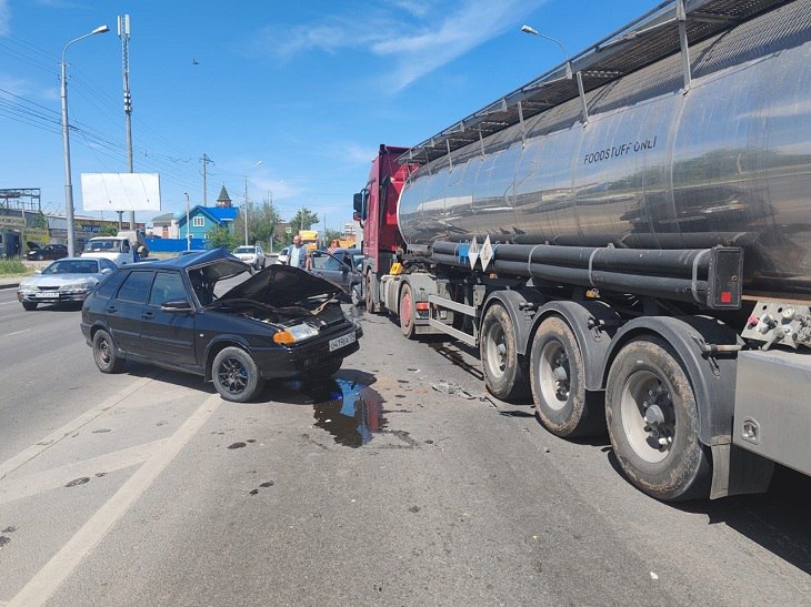 В Кировском районе два человека пострадали в результате дорожно-транспортного происшествия с участием легковушек и грузовика. По данным ГУ МВД России по Волгоградской области, на ул. Окружная столкнулись «ВАЗ-2114», «Лада Гранта» и Mercedes. – Около 12.00 напротив дома №8/1 по ул. Окружная произошло столкновение трех автомобилей. В результате ДТП за медпомощью обратились водитель и пассажир автомашины «четырнадцатой», – сообщили в пресс-службе главка полиции. В настоящее время на месте происшествия работают экипажи Госавтоинспекции и следственно-оперативная группа.
