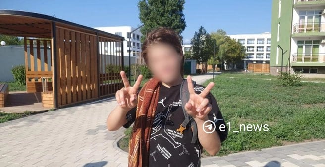 В Екатеринбурге погиб 12-летний мальчик. Он удушился, качаясь на гамаке. В это время дома были мама и сестра мальчика.   Дима  имя изменено  был веселым подростком. Он учился в 181-й школе и занимался самбо и участвовал в КВН.   — Это произошло дома у моей первой жены, он живет с ней. Дома в потолок вкручен гамак. Дима крутился, закручивался, горло передавило… Когда обнаружили его, уже откачать не смогли. Скорая быстро приехала, но ничего сделать не смогли, — рассказал   папа Димы.   В момент, когда мальчик был на гамаках, его мама читала дочке книгу. Ни родные, ни знакомые подростка не могут поверить в случившееся. Свой последний день рождения Дима встретил в Анапе с ребятами из КВН. Они собрали небольшую матпомощь для семьи мальчика.