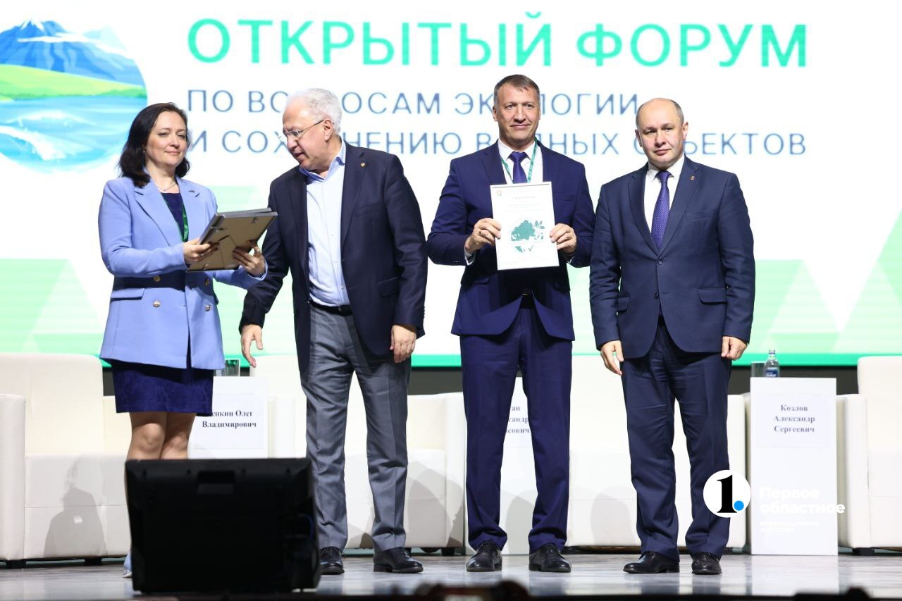 Экология рождается на Южном Урале  На Открытом экологическом форуме предприятия региона наградили Знаком соответствия экологическому стандарту Челябинской области.  Награды получили ЮУЖД, «ММК Метиз», Магнитогорский университет им. Носова  Вручили знаки глава Российского экологического общества Рашид Исмаилов и вице-губернатор Александр Козлов.    / Прислать новость