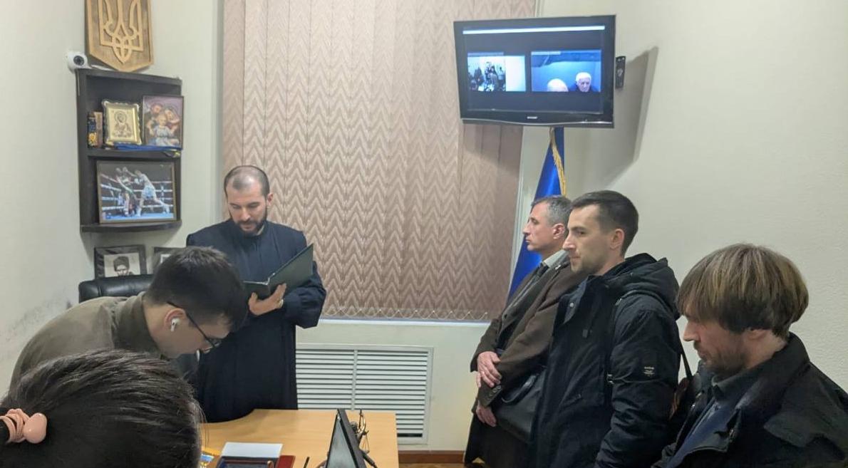 Печерский райсуд Киева освободил из под стражи отца детектива НАБУ Магамедрасулова под ночной домашний арест сообщают нардепы и СМИ из зала суда Прокурор заявил что актуальность содержания Магамедрасулова старшего под стражей снизилась Напомним что Магамедрасулов и его отец были задержаны СБУ летом по обвинению в ведении бизнеса в РФ в разгар борьбы между Банковой и антикоррупционными ведомствами Сайт Страна X Twitter Прислать новость фото видео Реклама на канале Помощь