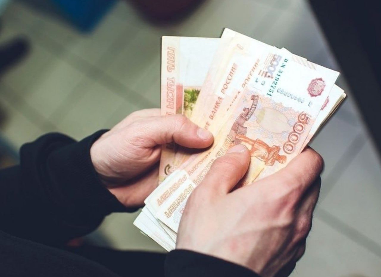 Уклонявшийся от воспитания отец не получит компенсацию за гибель сына на СВО  Мать погибшего военнослужащего обратилась в Майкопский городской суд с иском к бывшему мужу с просьбой лишить его права получения компенсации за гибель сына на СВО.  В обоснование иска она указала, что вскоре после рождения ребёнка бывший муж перестал с ним видеться, не общался и не участвовал в его воспитании, а помощь была ограничена алиментами.  Майкопский городской суд отказал в удовлетворении исковых требований женщины, посчитал выплату единовременного пособия и страховой суммы отцу законной. Не согласившись с решением суда, истец обратилась с апелляционной жалобой в Верховный суд Республики Адыгея.  Судебная коллегия по гражданским делам Верховного суда Республики Адыгея с доводами суда первой инстанции не согласилась, решение отменила, лишив отца права на получение соответствующих выплат.   Определение вступило в законную силу.