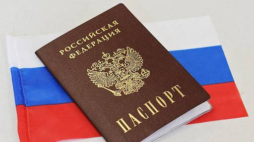Красноярец засудил «Аэрофлот», который не пустил его в самолет из-за просроченного паспорта Сибиряк планировал полететь в Минск из Москвы. За несколько дней до своего 45-летия он купил авиабилет, а за сутки до рейса прошел онлайн-регистрацию. Представители «Аэрофлота» сослались на то, что срок действия паспорта гражданина уже истек. Мужчине пришлось добираться до Минска на поезде, при этом, отмечают в Роспотребнадзоре, проблем с пересечением границы у него не возникло. По закону действительным паспорт считается еще 90 дней после наступления возраста его обновления — 20 и 45 лет. В суде «Аэрофлот» заставили выплатить красноярцу стоимость купленного авиабилета, моральный вред и штраф в общей сумме в 9,9 тысячи рублей.