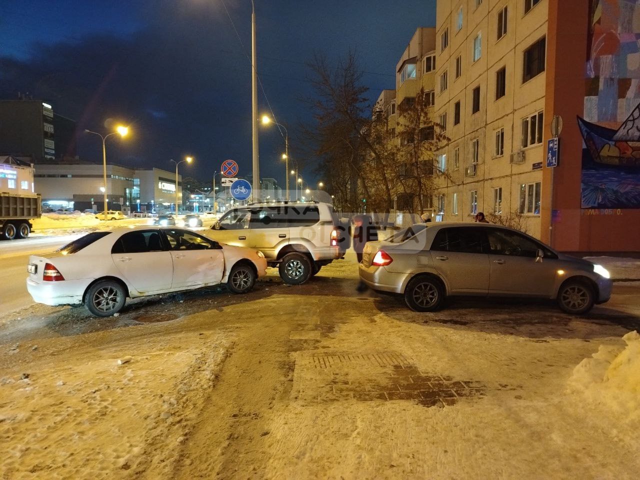 Очевидец: таксист устроил массовое ДТП в Южно-Сахалинске  На улице Комсомольской в областном центре в аварии пострадали сразу три машины, одну из них в результате столкновения отбросило на тротуар.  Свидетель ситуации уточнил, что ДТП произошло утром 14 января около дома №284.  "Водитель Toyota Corolla на скорости решил повернуть со второй полосы, но не убедился в безопасности манёвра и врезался в Nissan Tiida, который от удара отбросило на тротуар. Виновник же аварии зацепил Toyota Prado", - прокомментировал очевидец.  Иномарки получили механические повреждения. Люди не пострадали.    Прислать новость    Подписывайся на «Точку отсчёта»