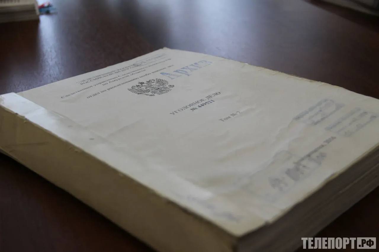 Иностранец хранил нелегальное золото в вентиляционной шахте ванной комнаты Обвиняемый хранил незаконно почти 20 килограммов золота Утверждено обвинение по уголовному делу в отношении иностранца Он обвиняется в совершении преступления которое предусмотрено ч 4 ст 191 УК РФ а именно незаконным хранением драгоценных металлов в крупном размере Следствием установлено что в октябре 2025 года иностранец пребывающий в Российской Федерации с целью осуществления коммерческой деятельности находясь в городе Благовещенске во время встречи со своим знакомым согласился на предложение последнего обеспечить временное хранение крупной партии драгоценного металла золота В Российской Федерации свободный оборот драгоценных металлов в самородном виде а также в сырье и сплавах разрешен только организациям и индивидуальным предпринимателям имеющим специальное разрешение лицензию Получив от знакомого сумку с 24 металлическими слитками содержащими драгоценный металл золото общей массой почти 20 килограммов обвиняемый доставил их в арендуемую квартиру где спрятал в вентиляционной шахте ванной комнаты и хранил до момента пресечения его незаконных действий Фигурант был задержан драгоценный металл стоимостью 207 3 миллиона рублей изъят из незаконного оборота Прокуратура Амурской области направила уголовное дело в суд для рассмотрения по существу Прокуратура Амурской области сообщает что за это преступление УК РФ предусматривает до 5 лет работ или тюрьмы а также штраф до 500 000 рублей или доход за 3 года Штраф может не применяться решает суд ТЕЛЕПОРТ РФ здесь все об Амурской области  Мы в МАХ  Написать нам