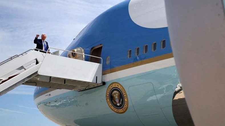 Трамп летит во Флориду на переговоры по Украине Президент США Дональд Трамп направляется во Флориду для встреч по украинскому вопросу туда же летит спецпосланник Путина Кирилл Дмитриев передает ArbatMedia О своем визите Трамп сообщил в социальной сети Truth Social отметив что выехал из Северной Каролины и в ближайшее время прибудет во Флориду где у него запланирован ряд встреч При этом он не уточнил с кем именно планирует встретиться Параллельно в Майами направляется руководитель Российского фонда прямых инвестиций Кирилл Дмитриев выполняющий роль спецпредставителя Кремля Об этом он сообщил в своем аккаунте в X Ранее стало известно что в США уже прибыла украинская делегация До этого состоялась рабочая встреча представителей Украины США и стран Европы Однако по информации агентства Reuters переговоры с участием России США и Украины в рамках одного формата не запланированы Прислать новость