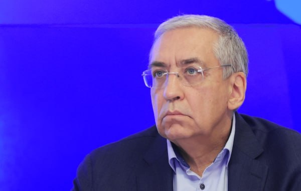 В СПЧ заявили о массовом выхолащивании образования из за распространения нейросетей На бесконтрольное использование школьниками и студентами искусственного интеллекта указал член Совета при президенте по развитию гражданского общества и правам человека Игорь Ашманов Школьники и студенты получают задания отдают их в искусственный интеллект А потом не читая сдают обратно У них возникает идея что знать не обязательно надо сдать сказал Ашманов на встрече правозащитников с президентом Владимиром Путиным При этом по словам члена СПЧ рушится авторитет преподавателя Для обучающихся авторитетом становятся нейросети Он отметил что в вузах подавляющее количество работ генерируется автоматически Преподаватели вынуждены снова перейти на опрос вживую Очень часто человек приносит диплом и не может объяснить основные термины в этом дипломе Через год два три эти люди попадут в промышленность в оборонку и так далее будут там тоже имитировать работу сказал Ашманов Подписаться на Говорит Москва Telegram VK MAX