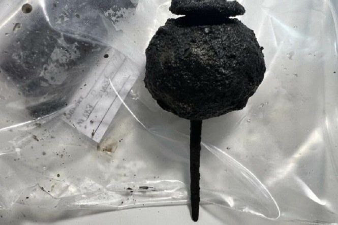 На раскопках в Торжке археологи нашли уникальные предметы времен Батыя  Археологи ВИЭМ сделали важные открытия при раскопках у Входоиерусалимской церкви в Торжке. Они обнаружили больше ста предметов быта и оружие. Эти находки помогли лучше понять историю Торжка во время трагических событий 1238 года, когда эти земли попали под разорительные набеги монголов.    Учёные обнаружили комплекс редкой постройки, которая сгорела во время монгольского нашествия. В одной из построек нашли более 100 бытовых предметов, боевой топор, булаву и череп, возможно, ополченца. Также обнаружили останки людей и кости животных, деревянные обереги с резьбой и остатки саней. Всё это было завалено древесиной и рухнувшими перекрытиями. Об этом рассказала заведующая Отделом археологии ВИЭМ и специалист института археологии РАН Наталья Сарафанова.  Историки напомнили, что зимой 1237–1238 годов монгольская орда разорила Рязанскую и Суздальскую земли и направилась к Новгородчине. Новгород спасся благодаря мужеству защитников Торжка и его пригорода. Даже эту небольшую крепость монголам удалось захватить лишь после двухнедельной осады. Несмотря на разрушение Торжка, захватчики были вынуждены отступить. tvernews.ru/news/327110/