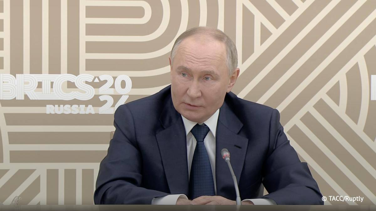 Путин: Вопрос создания единой валюты БРИКС пока не рассматривается   Для создания единой валюты БРИКС необходима более глубокая интеграция экономик стран объединения и их сопоставимое качество, пояснил президент.  Он отметил, что в противном случае объединение рискует столкнуться с теми же проблемами, что ЕС после введения евро.