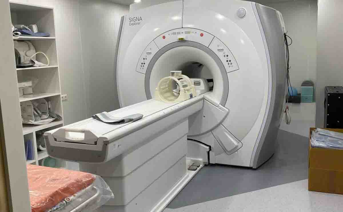 Новый аппарат МРТ собираются эксплуатировать круглосуточно Таким образом власти пытаются решить проблему длительного ожидания процедуры Вопрос о мерах по ликвидации очереди на прохождение процедуры МРТ поступил на прямую линию губернатора Владимир Солодов ответил что решить проблему очереди можно путём максимальной загрузки имеющегося оборудования Перед Минздравом региона поставлена задача проработать этот вопрос передаёт ИА Камчатское время Подробности по ссылке   kamtime ru article a2f7efb9 dfb6 47cd adb3 ebf7f9c8d5c5 Предложка МАХ