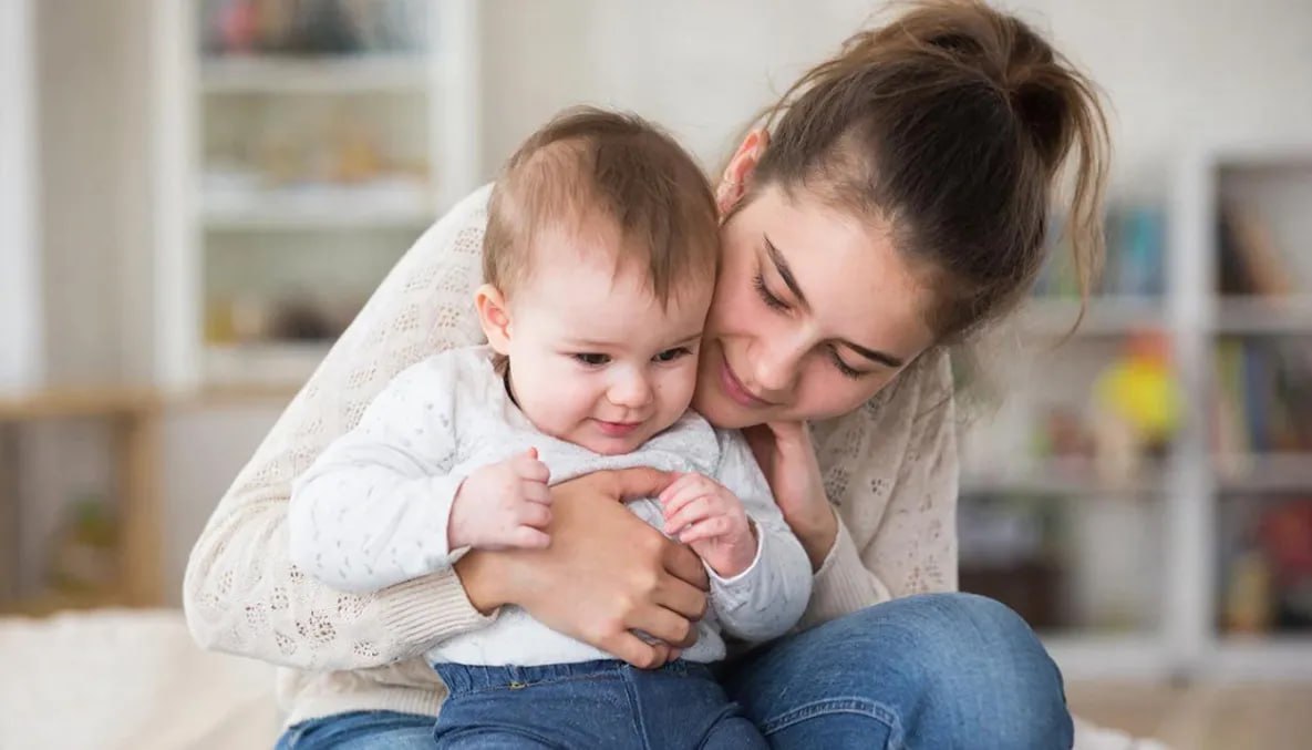 Молодых и многодетных матерей Хабаровского края поддержат новыми выплатами На январском заседании Законодательной думы Хабаровского края депутаты одобрили предложенные губернатором Дмитрием Демешиным дополнительные меры социальной поддержки семей с детьми приняв соответствующие законы региона Теперь студентки обучающиеся на дневном отделении имеют право получать региональную ежемесячную выплату до достижения ребенком трехлетнего возраста Ее размер в 2026 году составит 25186 рублей и будет индексироваться ежегодно Оформить пособие можно через МФЦ или портал госуслуг Условием для получения выплаты является проживание матери и ребенка на территории Хабаровского края Эта мера станет дополнением к ранее введённой единовременной выплате в размере 100 тысяч рублей предоставляемой девушкам студенткам при рождении ребенка todaykhv