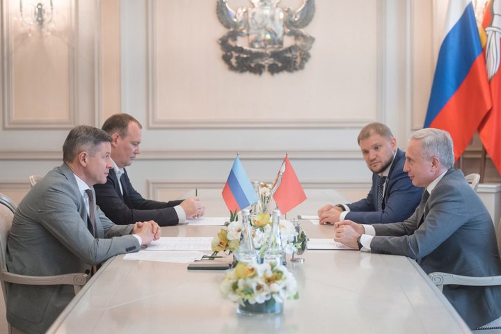 Неоценимая помощь шефа-региона: Воронежская область отремонтирует в ЛНР 50 км дорог и 33 коммунальных объекта Председатель Правительства ЛНР Егор Ковальчук с рабочим визитом посетил Воронежскую область. Там он встретился со своим коллегой Вячеславом Ковалевым, а также врио губернатора Сергеем Трухачевым и зампредом областного правительства Артемом Верховцевым. С 2022 года в районы республики было вложено 6,5 миллиардов рублей. В этом году на два района ЛНР шеф-регион выделил 1,8 миллиардов рублей.