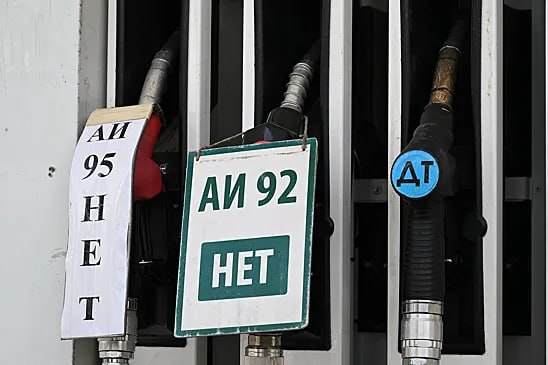 В Курильском районе Сахалинской области введены ограничения на продажу топлива населению Администрация предупредила что со среды 20 августа в одни руки будут отпускать не более десяти литров Аи 92 Чиновники объяснили что таким образом они намерены гарантировать наличие бензина для транспорта экстренных и специальных служб а также юридических лиц которые обеспечивают жизнедеятельность района и непрерывные технологические процессы Ограничение отменят как только топливо привезут на острова Ранее о дефиците бензина и отсутствии его на части АЗС сообщали власти Приморского края Крыма и Запорожской области Кроме того СМИ Забайкальского края утверждали что во втором во величине городе региона Краснокаменске полностью закончился бензин Аи 95 купить его невозможно ни на одной заправке