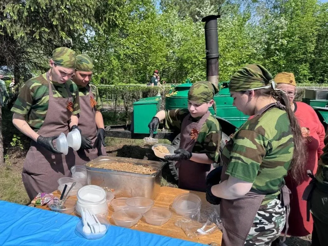 Для омичей сварят тонну солдатской каши на 9 Мая Традиционная полевая кухня будет расположена на левой аллее парка им 30 летия Победы Об этом рассказал мэр Омска Сергей Шелест Всех желающим повара Омского военного гарнизона угостят солдатской кашей и сладким чаем Работать полевая кухня будет с 12 00 на протяжении двух часов Кроме этого с 12 00 до 19 00 гостей на главной сцене ждет праздничная программа Одна страна Одна судьба Одна Великая Победа 0 Выступят артисты Камерного драматического театра танцевальные и музыкальные коллективы города камерный оркестр под руководством Григория Вевера На всей территории парка будут интерактивные локации и тематические игры ВХОД СВОБОДНЫЙ Омск путеводитель в МАКС
