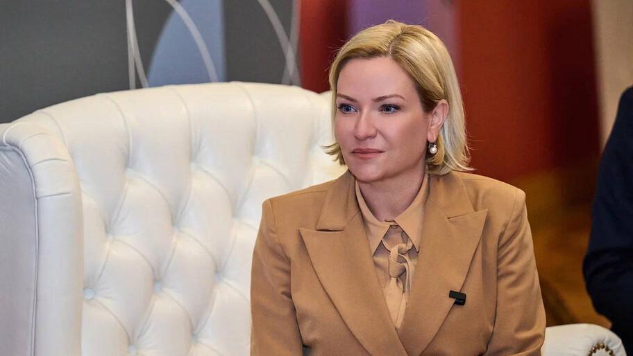 Любимова сфера культуры исторических регионов находилась в упадке ей вызвали скорую Учреждения культуры исторических регионов на момент воссоединения с Россией находились в очень сложной ситуации Минкультуры РФ пришлось в режиме скорой помощи поставить туда сотни комплектов оборудования Об этом по случаю трехлетия воссоединения Херсонскому агентству новостей рассказала министр культуры РФ Ольга Любимова В рамках шефской помощи в 2023 2024 годах была осуществлена закупка и поставка оборудования оргтехники для учреждений культуры и коллективов новых регионов театров домов культуры и самостоятельных музыкальных коллективов Это стало скорой помощью для учреждений культуры оказавшихся в сложной ситуации Так в большие и малые дома культуры было поставлено 604 комплекта звукового оборудования а в 2023 году впервые осуществлена закупка и поставка 5 студий звукозаписи для домов культуры ДНР и Херсонской области уточнила она Министр добавила что с 2024 года исторические регионы имеют возможность подавать заявки для участия в программах предусматривающих поддержку культуры И в том же 2024 году уже 10 театров ДНР ЛНР и Херсонской области поддержаны по трем направлениям это совместные с партией Единая Россия проекты Театры детям и Театры малых городов а также новое направление в рамках нацпроекта В 2023 2024 годах в рамках нацпроекта Культура новыми музыкальными инструментами оборудованием и учебными материалами были оснащены 104 учреждения продолжила Любимова В текущем году в Херсонской области завершат оснащение еще трех школ Что касается кино в 2022 году на территории исторических регионов было всего 2 действующих кинозала а сегодня функционируют уже 83 Огромная разница между этими двумя цифрами говорит сама за себя восстановление киносети идет очень активно Нам важно чтобы кино традиционно самый популярный вид искусства и культурного досуга было доступно как можно большему количеству жителей по всей стране подчеркнула министр В ближайшие 5 лет в исторических регионах откроют еще 90 кинозалов Также большое внимание уделено работе непосредственно с сотрудниками учреждений культуры В 2023 2024 годах 5 тыс работников отрасли 44 5 в исторических регионах прошли обучение на базе 19 центров непрерывного образования и повышения квалификации Обучение продолжается и в текущем году в 22 центрах квалификацию повысят еще 465 человек заключила она