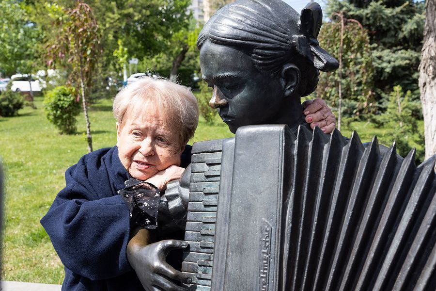 Легендарный композитор наша землячка Александра Пахмутова отмечает день рождения В преддверии 96 летия Александры Николаевны в Волгоградском музее имени Машкова открылась выставка Спасибо за песни А 15 ноября Волгоградская филармония организует награждение и гала концерт лауреатов II Всероссийского детского музыкального фестиваля Птица счастья Недавно мы также рассказывали что в школе имени Пахмутовой вместо звонков на перемену играют песни композитора Подписаться Перейти на сайт