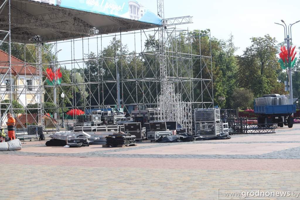 Гродно готовится к празднику На улицах города продолжаются работы по подготовке к Дню города Коммунальные службы устанавливают декоративные конструкции флаговые композиции и праздничные баннеры На площади Ленина монтируют сцену для торжественных мероприятий уже видны каркас световое оборудование и элементы оформления Гродно встречает свой 897 й день рождения ярко и с душой Поддержать канал бустами Inst TikTok ВК OK FB