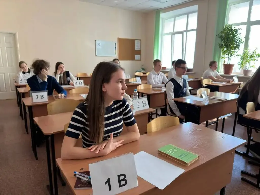 Тренировочный экзамен для девятиклассников прошел в школах Владивостока В этом году для организации ОГЭ основного государственного экзамена планируется задействовать 44 школы Один из пунктов проведения школа 13 Здесь тренировочный экзамен накануне написало 165 учеников Тренировочные экзамены неотъемлемая часть подготовки к государственной итоговой аттестации Такие мероприятия проходят за год перед сдачей ГИА несколько раз чтобы выпускники познакомились с процедурой и не так сильно переживали ведь на самом деле ничего страшного в экзаменационных мероприятиях нет Для организаторов это возможность отработать все технические моменты проверить работу системы видеонаблюдения и печати контрольно измерительных материалов отметил первый заместитель главы администрации Владивостока Сергей Дмитриенко В этом году экзамены будут сдавать около 8 5 тысяч школьников Владивостока а основной период стартует уже в июне ОбразованиеВладивостока Подписывайтесь на канал главы Владивостока Константина Шестакова в МАХ Читайте наши новости в МАХ