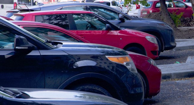 В Челябинске автохамы начали получать штрафы за парковку на газонах   www up74 ru articles news 167096 Наказаны 85 тысяч любителей оставлять машину во дворах по принципу паркуюсь где хочу