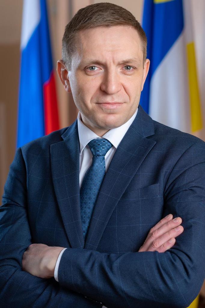 По нашим данным, к министру транспорта Республики Бурятия Александру Гоге зашли силовики и проводят обыски по месту его работы Как рассказал источник ГРБ, это может быть связано с недавним задержанием руководителя «Бурятрегионавтодора» Владимира Соснина и генерального директора ООО «Доринвест» Эдгара Закаряна. Уголовное дело расследует УФСБ.