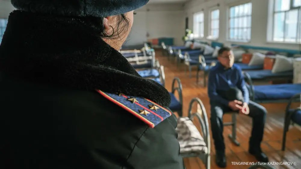 В Казахстане хотят ввести пожизненный надзор за педофилами после освобождения Сейчас таких людей контролируют только восемь лет, но МВД предлагает продлевать надзор каждые полгода по решению суда, если есть риск повторного преступления. По словам замглавы МВД Игоря Лепехи, надзор включает запрет посещать школы, детсады и другие места, где бывают дети. При нарушении этих ограничений предусмотрена административная и уголовная ответственность. "Мы также можем ограничить выход из дома в ночное время. Сейчас административный надзор действует и применяется к таким лицам, но ранее он ограничивался восьмилетним сроком. Теперь его действие планируется значительно продлить", - отметил полицейский.
