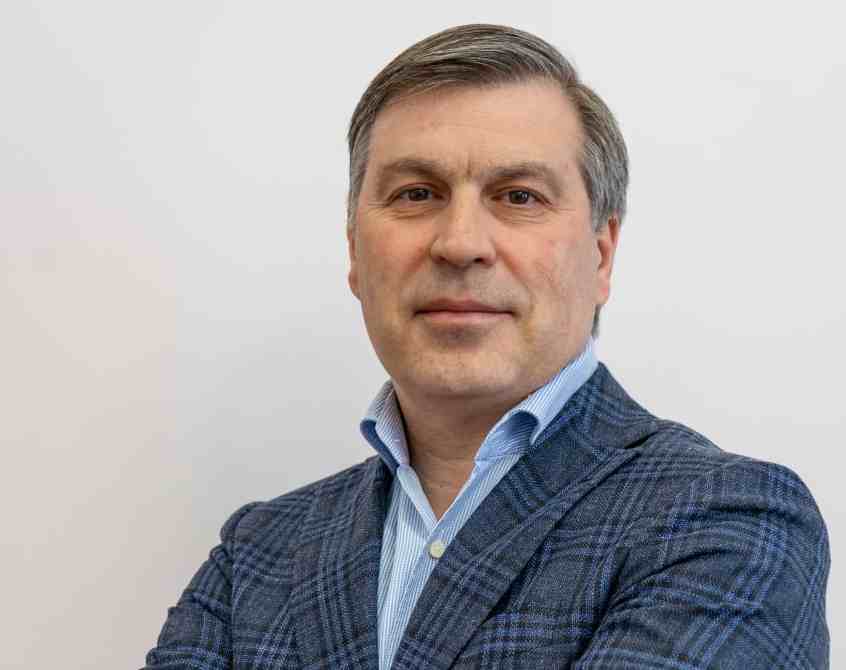 А вот и новый руководитель Павла Никитина. Андрей Кривов стал  гендиректором «Ротора» со 2 июня   Это бывший игрок «Ротора», почти всю свою футбольную карьеру он выступал за волгоградский клуб в качестве полузащитника. Спортивный функционер уже был коммерческим директором «Ротора» в 2010 году.
