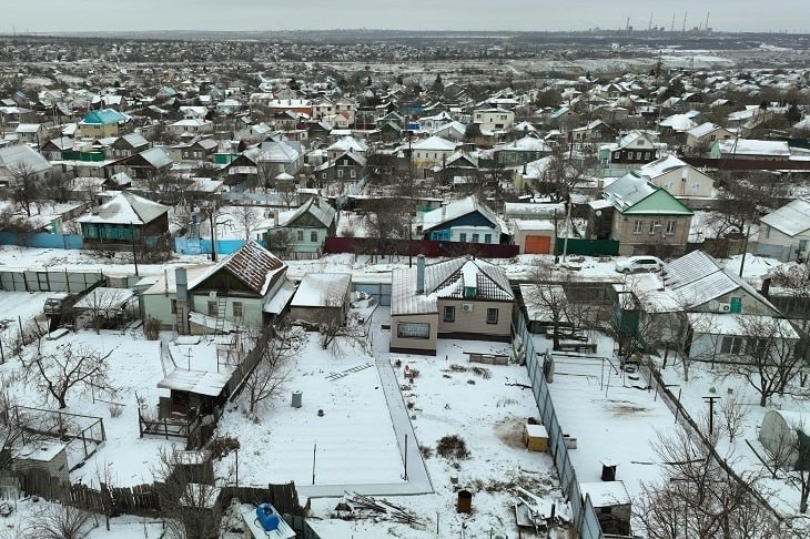 Билайн поможет скоротать долгие зимние вечера жителям 32 поселков  Билайн подключил к скоростному мобильному интернету 32 населенных пунктов Волгоградской области в рамках федерального проекта по устранению цифрового неравенства. — В 2023 году мы запустили скоростной мобильный интернет в 34-х селах. За два года их стало почти вдвое больше. Надежная связь помогает делать жизнь более комфортной и безопасной, — сообщил директор Волгоградского отделения билайн Егор Лопушков. Жители этих сел получили возможность смотреть в смартфоне фильмы, общаться по видеосвязи. Высокое качество звука обеспечивает технология VoLTE. Для использования скоростного мобильного интернета необходим смартфон и сим-карта с поддержкой 4G. Обменять сим-карту можно в салонах билайн. Список подключенных сел здесь  Реклама ПАО «ВымпелКом» ИНН 7713076301 erid: 2VSb5wKDXY4