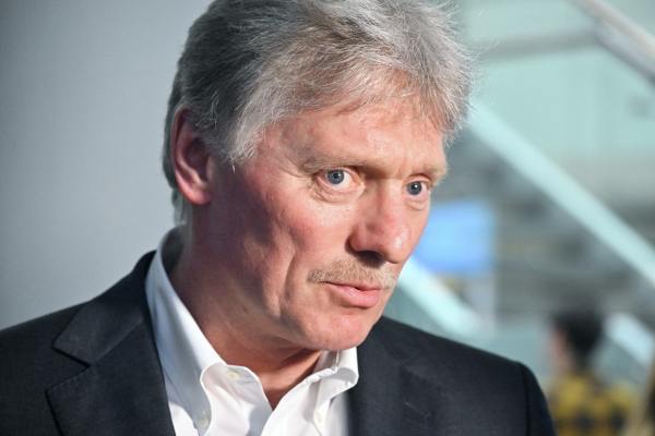 Дмитрий Песков заявил об отсутствии у России боязни новых санкций Москву не напугать очередными рестрикциями, она адаптировалась и знает, как реагировать, подчеркнул пресс-секретарь президента. Так официальный представитель Кремля прокомментировал угрозы ввести новые ограничения, прозвучавшие от стран Запада, в частности, от Германии и Великобритании. «Мы уже даже представляем, что будем делать после объявления этих санкций, как будем минимизировать их последствия, и так далее. Мы этому научились. Поэтому пугать нас ограничениями — дело пустое. А то, что они места себе не находят, это их проблема», — сказал пресс-секретарь Владимира Путина в беседе с журналистом Павлом Зарубиным. Подпишись на «Говорит Москва»