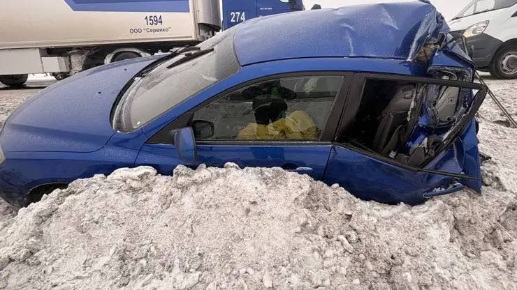 Двое пострадали в результате ДТП в Рыбинском районе среди них подросток По предварительным данным 62 летняя женщина управлявшая автомобилем Мазда Аксела выехала на полосу встречного движения где столкнулась с грузовым автомобилем МАН с полуприцепом под управлением 28 летнего мужчины В результате столкновения травмы получили водитель легкового автомобиля и 15 летняя пассажирка находившаяся на переднем сидении Обе пострадавшие были госпитализированы Фото t me 24 ГОСАВТОИНСПЕКЦИЯ   Подписаться на sibnovosti ru предложить новость