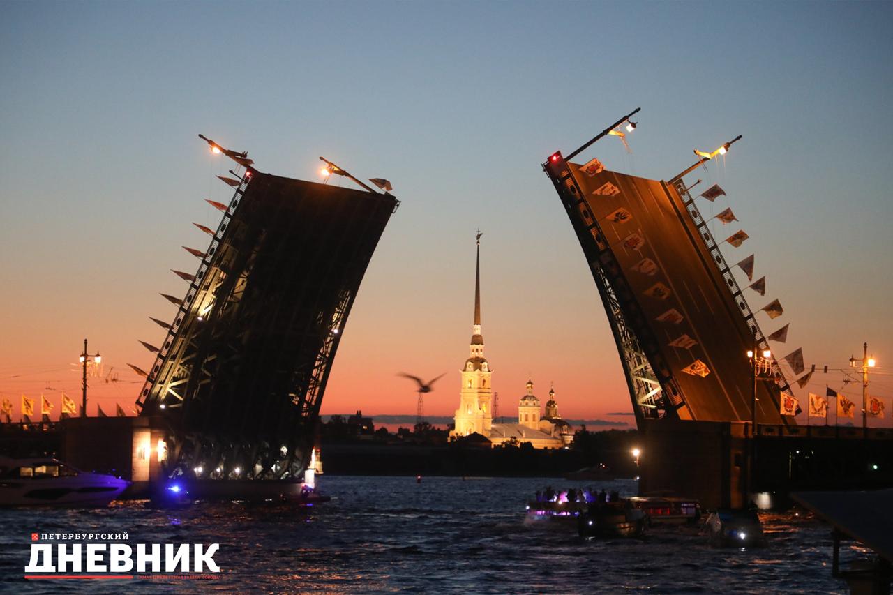 Дворцовый мост развели под музыку Александра Глазунова!  В ночь со 2 на 3 августа звуковое шоу «Поющие мосты» посвятили 160-летию со дня рождения композитора, дирижера и профессора Санкт-Петербургской консерватории, народного артиста РСФСР Александра Глазунова. Как он связан с Петербургом и почему его музыка снова звучит над Невой, можно узнать в нашем материале.   Звуковое шоу «Поющие мосты» проводится изданием «Петербургский дневник» при поддержке Комитета по печати и взаимодействию со СМИ с 2016 года. Во время шоу петербуржцы и гости Северной столицы могут услышать музыку петербургских и ленинградских композиторов в симфоническом исполнении.  С момента создания «Поющих мостов» шоу посетили уже более 20 млн человек. В 2023 году проект вошёл в топ-25 Единого календаря событий Комитета по развитию туризма.  В прошлом сезоне Дворцовый мост «пел» 46 ночей, а зрители увидели 24 лазерные проекции и услышали более 500 минут классической музыки, с акцентом на произведения русских и советских композиторов, таких как Мусоргский, Чайковский, Глинка, Шостакович и Петров.  Фото: Александр Глуз Петербургский дневник