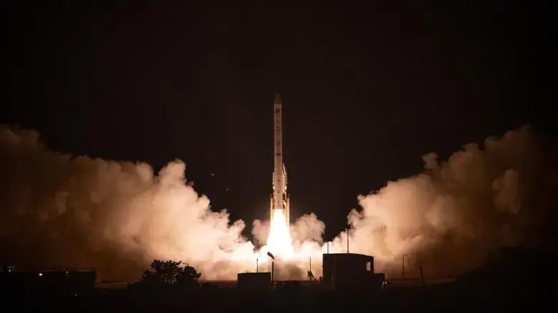 Запущен разведывательный спутник Ofeq 19 2 сентября 2025 года в 19 30 всемирного времени с Базы ВВС Израиля Пальмахим Palmachim выполнен пуск ракеты носителя Shaviyt с разведывательным спутником Ofeq 19 Космический аппарат успешно выведен на околоземную орбиту Ofek 19 оснащен радаром Предыдущий аппарат этой серии Ofeq 13 был выведен на орбиту в марте 2023 года Спутник и ракета носитель разработаны и изготовлены государственной компанией Israel Aerospace Industries IAI Возглавляло проект подразделение division Space группы IAI Systems Missiles and Space Группа IAI ELTA произвела полезную нагрузку а подразделение MLM IAI разработало ракету носитель совместно с Tomer Ltd и Rafael Advanced Defense Systems которые изготовили ракетные двигатели война SAR израиль