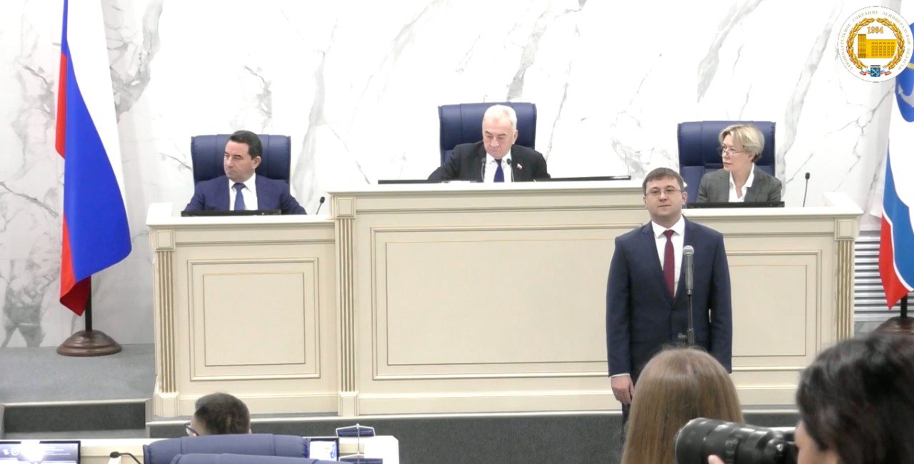 Сегодня губернатор Ленобласти Александр Дрозденко на внеочередном заседании Заксобрания представил новую команду правительства региона Председатель комитета по ЖКХ Ленинградской области Егор Мищеряков займет должность вице губернатора председателя комитета экономического развития и инвестиционной деятельности Его кандидатуру единогласно одобрили все 47 присутствующих депутатов регионального парламента Мы должны добиваться результатов по выполнению национальных проектов региональных программ работать над задачей по народосбережению и повышению качества жизни ленинградцев Мы вступаем в новый период работы с каждого из вас будет спрос с чистого листа Будем объективно и честно вести диалог Работы меньше не будет подчеркнул Александр Дрозденко