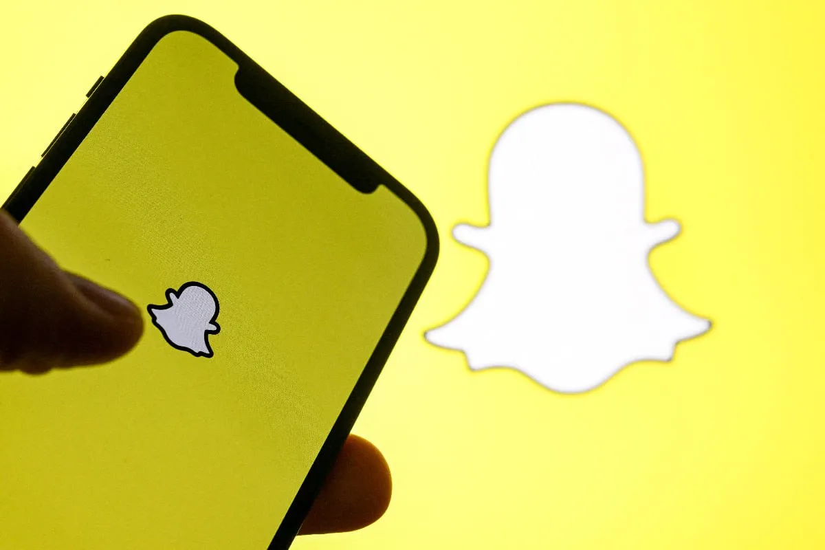 Snap уволит 1000 сотрудников CEO Snap Эван Шпигель объявил о сокращении 16 штата Под увольнение попали около тысячи человек а еще 300 открытых вакансий были аннулированы Развитие искусственного интеллекта позволяет нашим командам сократить объем повторяющейся работы и увеличить скорость говорится в письме сотрудникам В Snap отметили что небольшие группы разработчиков уже используют ИИ инструменты для развития подписки Snapchat и рекламной платформы Оптимизация должна помочь компании экономить 500 млн   Ранее об аналогичных мерах отчитались Meta Oracle и Amazon settersmedia news