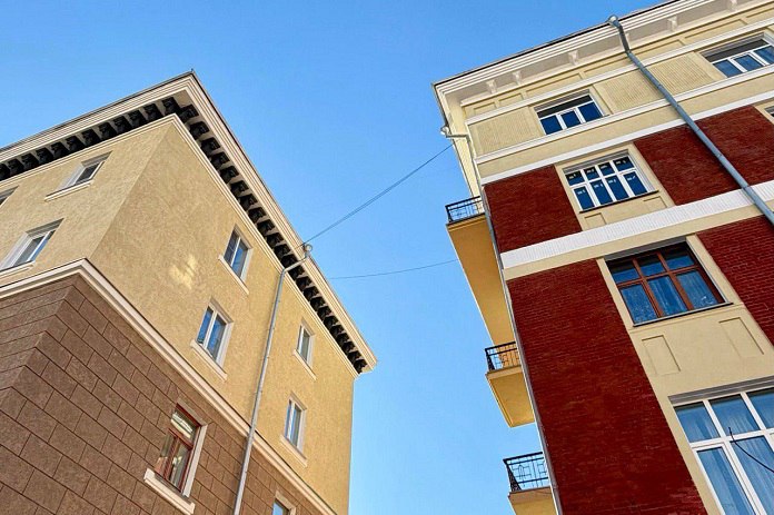 В Новосибирске за 2026 год планируется капитально отремонтировать фасады более ста многоквартирных домов сообщил на оперсовещании 10 февраля главный архитектора города Иван Штурбабин Всего за последние годы паспорта внешнего вида получили несколько сотен объектов Для ремонта фасадов новосибирских домов совместно с Новосибирским отделением Союза архитекторов России разработали рекомендации по цветовым решениям сообщают городские власти Помимо этого с домов после обсуждения с собственниками демонтируют элементы дополнительной отделки установленные магазинами или другими учреждениями на первых этажах За 2025 год таким образом обновили 118 фасадов на 2026 й намечен ремонт 114 объектов сообщил главный архитектор Новосибирска Мэр Максим Кудрявцев похвалил достигнутые успехи но призвал ускорить работу Вижу изменения в позитивную сторону но работы еще много Прошу организовать взаимодействие со всеми собственниками по приведению фасадов в нормативное художественное эстетически привлекательное состояние Надо выстроить взаимодействие и с федеральными собственниками и с фондами и с частниками и самим у себя порядок навести Увязывайте все программы и комплексно системно к этой работе подходите поручил подчиненным глава новосибирской администрации Подробнее по ссылке