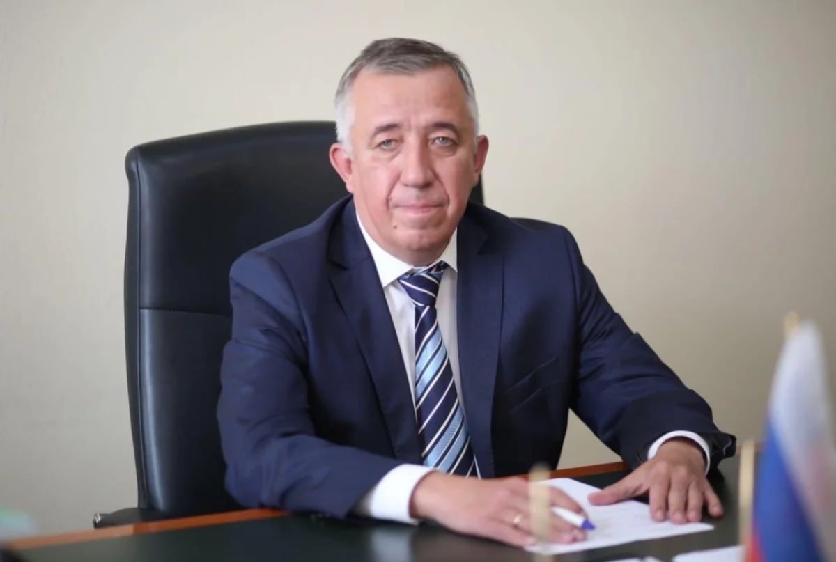 Задержан экс министр здравоохранения Хабаровского края Юрий Бойченко В Москве задержан бывший министр здравоохранения Хабаровского края Юрий Бойченко Об этом hab aif ru сообщил источник в правоохранительных органах По данным источника экс министру предъявлено обвинение по части 4 статьи 160 УК РФ Присвоение или растрата в особо крупном размере Следствие считает его причастным к хищению свыше 120 миллионов рублей Задержание связано с расследованием уголовного дела экс зампреда правительства Хабаровского края по социальным вопросам Евгения Никонова арестованного в июле прошлого года По версии следствия Никонов в интересах коммерческих структур заключил 29 контрактов на поставку медицинского оборудования по завышенной цене и с худшими характеристиками Ущерб бюджету составил более 650 миллионов рублей В 2023 2024 годах СК возбудил шесть уголовных дел против соучастников Никонова Трое из них арестованы и находятся в хабаровском СИЗО Юрий Бойченко возглавлявший краевое министерство здравоохранения при Никонове в марте 2024 года был уволен после чего переехал в Москву и долгое время оставался на свободе В день его задержания следственные действия прошли и в других регионах России где также были задержаны фигуранты дела один в Хабаровске второй в Магадане третий в Архангельске AiFHab