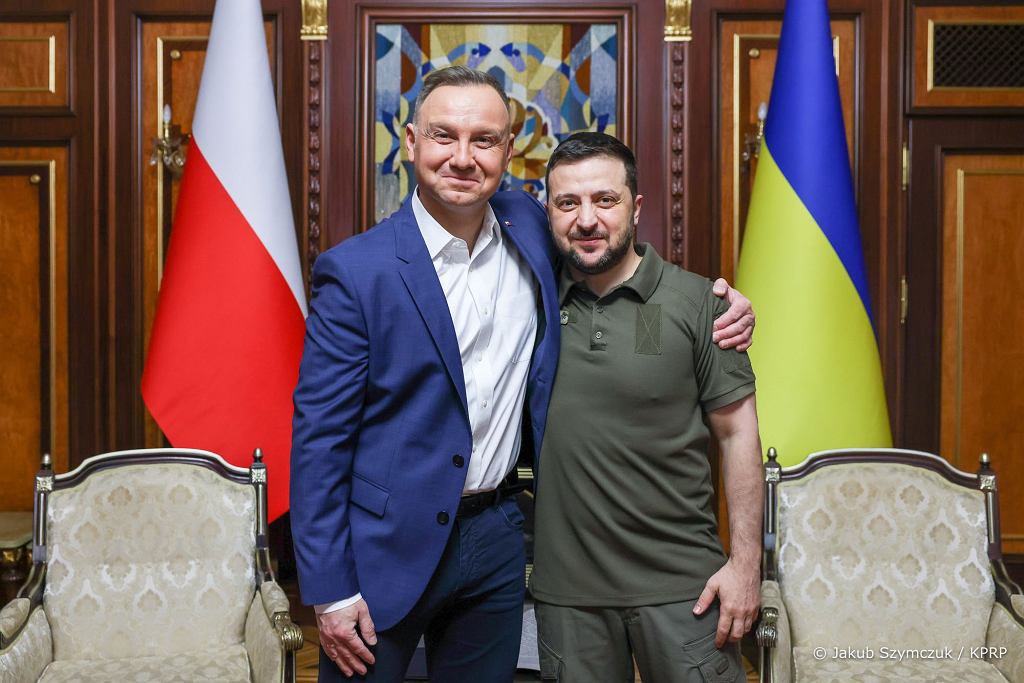 Глава государства Владимир Зеленский наградил президента Польши Анджея Дуду орденом Свободы.