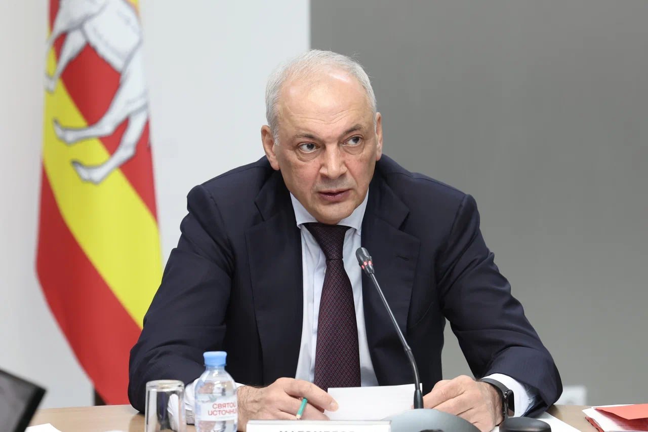 Замглавы администрации президента Магомедсалам Магомедов высоко оценил работу регионов Урала в сфере реализации Стратегии государственной национальной политики «Некий рост напряженности, тревожность в настроениях людей связана, в первую очередь, с иностранными гражданами, с мигрантами. Мы сегодня выработали систему мер, которая будет этому противостоять. Я считаю, что в УрФО не будут допущены серьезные конфликты или проявления на этой почве», – отметил Магомедсалам Магомедов. Он добавил, что для многонациональной России вопрос межнационального мира и согласия является приоритетным – это вопрос самого существования государства: «Сегодня ведется большая работа со стороны наших оппонентов, которые пытаются расшатать ситуацию внутри страны, посеять межнациональную и межрелигиозную рознь. Но мы этому противостоим, в том числе благодаря тому, что делается в регионах». / Прислать новость