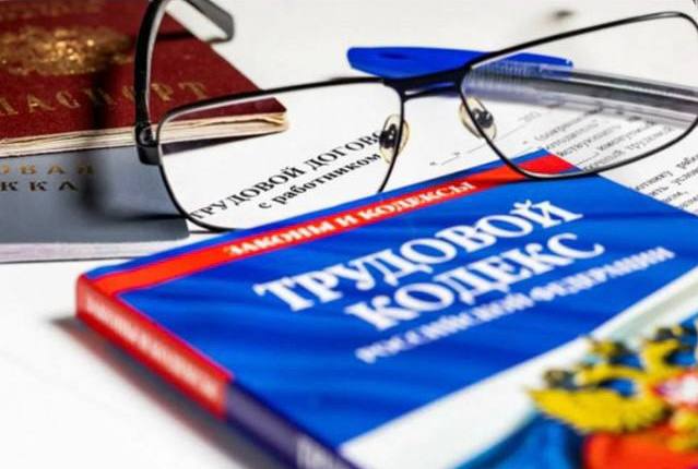 В Нижнем Тагиле прокуратура проводит проверку по сообщению СМИ о невыплате заработной платы работникам строительной компании Прокуратура Ленинского района г Нижнего Тагила организовала проверку по сообщению СМИ о невыплате работникам ООО ХК Новолекс заработной платы Согласно доводам публикации СМИ на предприятии образовалась задолженность по выплате заработной платы перед работниками компании за октябрь и ноябрь 2025 года По имеющейся на данный момент информации в организации трудоустроено порядка 200 работников В настоящее время надзорным ведомством запрошены документы регулирующие вопросы оплаты труда в том числе положение об оплате труда трудовые договоры платежные и расчетные документы сведения о сумме задолженности по заработной плате и иным выплатам Прокуратура в ходе надзорных мероприятий даст оценку соблюдению трудового законодательства на предприятии в том числе в части сроков и порядка выплаты заработной платы проанализирует причины образования задолженности По результатам проверки надзорное ведомство при наличии оснований примет меры прокурорского реагирования направленные на восстановление трудовых прав работников Расследование уголовного дела возбужденного следственными органами по ч 2 ст 145 1 УК РФ невыплата заработной платы находится на контроле прокуратуры