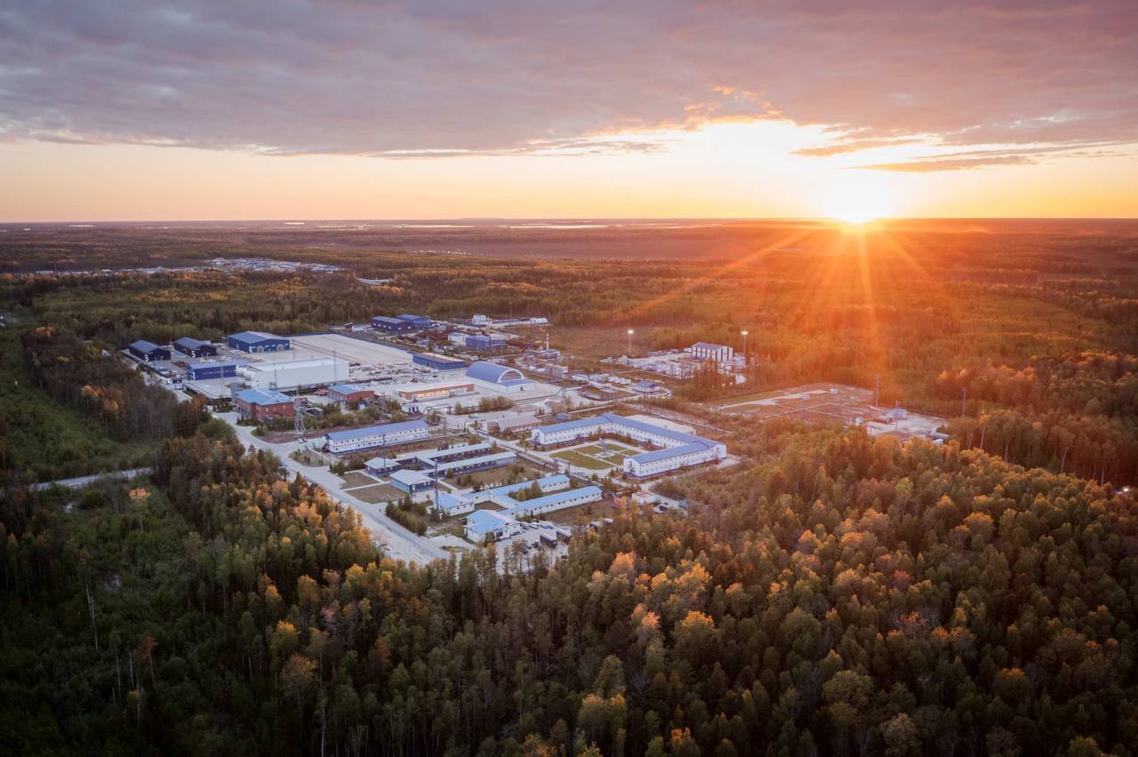 ™ "Газпром нефть" разработала технологии для рентабельной добычи “трудной” нефти. Компания представила вице-премьеру Александру Новаку комплекс отечественных технологических решений, направленных на повышение рентабельности разработки сложных залежей нефти. По предварительной оценке, это позволит вовлечь в разработку до 9 млрд тонн трудноизвлекаемых запасов на территории России. По данным Роснедр, около 53%, т.е. 16,5 млрд тонн, извлекаемых запасов нефти в России относятся к льготируемым при добыче, из них 58% – трудноизвлекаемые по геологическим условиям. За последние девять лет общий объем ТРИЗ в России увеличился на 3,8 млрд тонн. Только у одной "Газпром нефти" доля таких запасов уже превышает 60% в структуре добычи. Федеральный проект "Технологии освоения трудноизвлекаемых углеводородов" запустили в 2021 году по инициативе Минэнерго, "Газпром нефти" и властей ХМАО-Югры. В регионе ключевой кластер компании разрабатывает “Газпромнефть-Хантос”. Главная задача – создание собственных технологий для работы с запасами, которые ранее считались экономически нецелесообразными к разработке. Кроме самой компании, в работе участвовали представители научного сообщества, производители оборудования и нефтесервисные компании. Результат – комплекс из более десятка решений, охватывающих бурение, гидроразрыв пласта, цифровое сопровождение и использование новых типов реагентов. Среди ключевых достижений – создание собственных реагентов, позволяющих дополнительно увеличить коэффициент извлечения нефти до рекордных по отрасли значений – на 21 процентный пункт. Также разработаны современные технологии ПАВ-полимерного заводнения, направленные на увеличение нефтеотдачи зрелых месторождений, прежде всего в Западной Сибири. В результате себестоимость добычи ТРИЗ удалось сократить в три раза. Но самое главное, что по итогам получилось создать не только отдельные решения, но и научно-промышленную базу, способную обеспечить дальнейшее развитие технологий. С учётом того, что "легкой" нефти для добычи остаётся все меньше и меньше, чем раньше будут применять технологии для "трудной", тем проще будет переход к трудноизвлекаемым запасам, которые станут не такими и трудными. ™ Нефтебаза