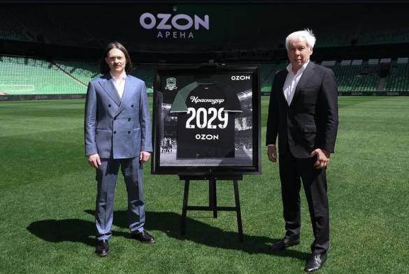 Стадион ФК «Краснодар» теперь будет называться «Ozon Арена»   С 1 мая 2025 года домашний стадион быков будет называться «Ozon Арена». Логотип компании появится на игровой форме основной команды в новом сезоне Российской Премьер-Лиги.  «Сотрудничество «Краснодара» с одной из самых технологичных и быстроразвивающихся компаний России продлится до 2029 года. Оно охватит широкий круг совместных проектов, в том числе, социальных»,-прокомментировала пресс-служба клуба.   Югополис   Прислать фото или видео   ‍  Читайте нас на сайте ЮГОПОЛИС