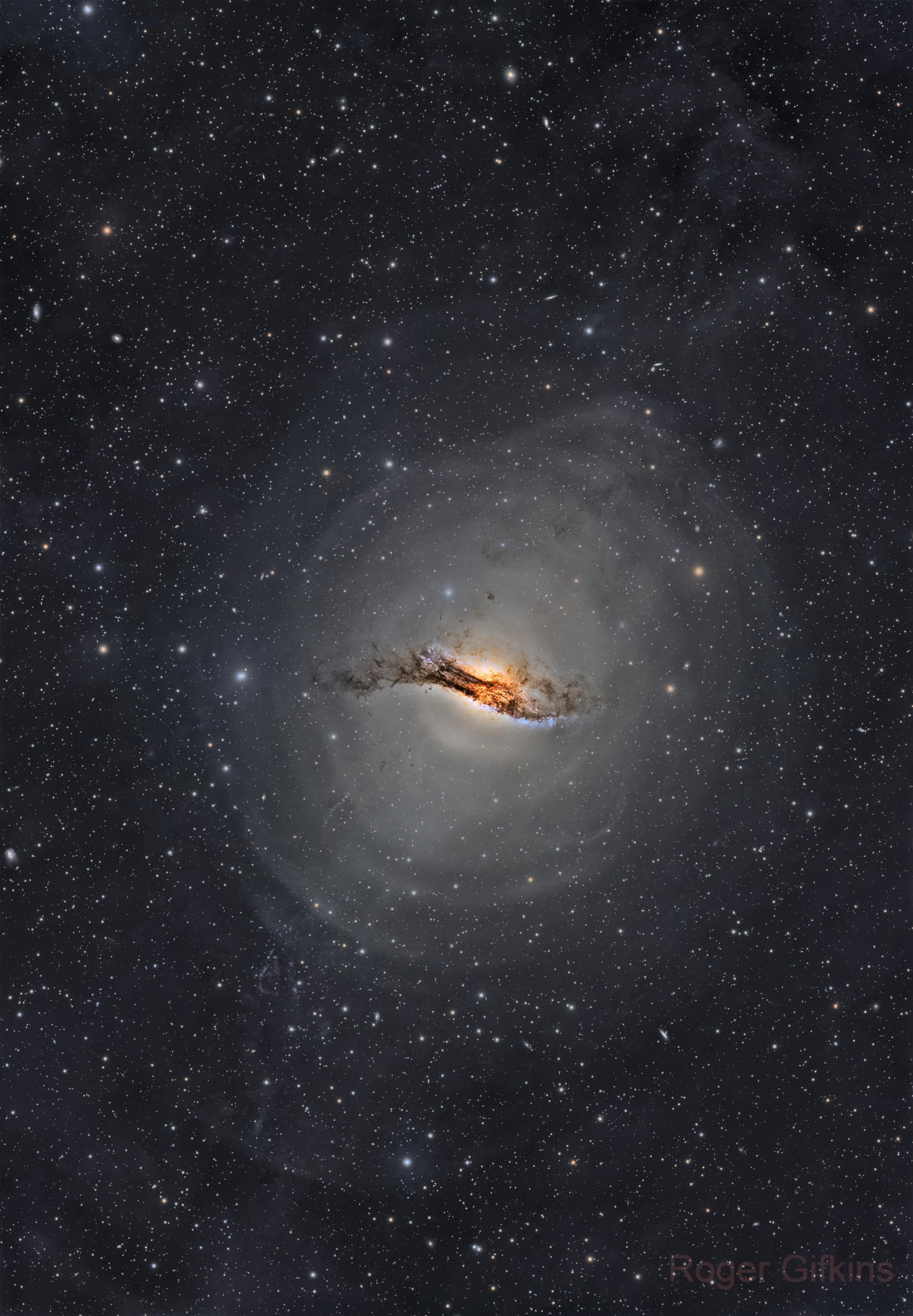 Галактика Центавр A  NGC 5128  удалена от нас на расстоянии около 12 миллионов световых лет. В её центре спряталась сверхмассивная чёрная дыра, массой аж 55 миллионов масс Солнца. Почти в 12 раз тяжелее чёрной дыры в нашей Галактике. На этот кадр, фотограф потратил почти 48 часов наблюдений. Credit: Roger Gifkins  astrobin