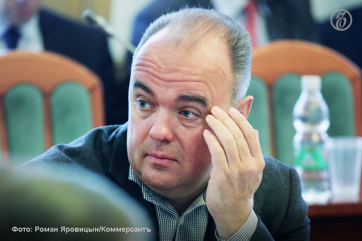 Депутату нижегородского заксобрания Дмитрию Колыванову дали 4 5 года колонии общего режима сообщили Ъ Приволжье участники процесса Дмитрия Колыванова признали виновным в мошенничестве По версии следствия он будучи гендиректором АО Павловский опытный механический завод дал указание исполнительному директору предприятия Инне Рыжовой подготовить фиктивные договоры беспроцентного займа не уведомив учредителя АО На счет ООО Производственная фирма Агротехмаш было переведено в общей сложности почти 7 млн руб Инна Рыжова также получила реальный срок более трех лет колонии Приговор в законную силу не вступил и может быть обжалован   Подписывайтесь на Ъ Приволжье