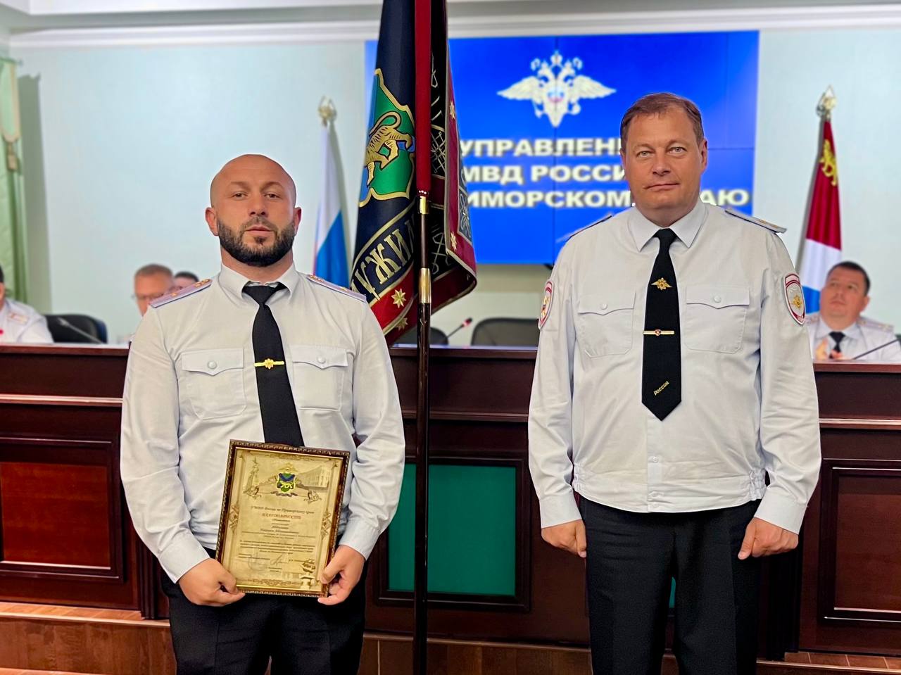 В УМВД по Приморью наградили лучших руководителей территориальных органов внутренних дел На прошедшей во Владивостоке коллегии УМВД России по Приморскому краю награждены руководители территориальных органов внутренних дел, показавшие лучшие результаты в ходе учебно-методического сбора. Программа сбора включала ряд теоретических и практических занятий. В рамках сбора его участники сдали нормативы по специальной, огневой и физической подготовкам, а также прослушали курс лекций. За высокие результаты оперативно-служебной деятельности почетной грамотой награжден начальник УМВД России по городу Владивостоку Денис Боклагов, ценным подарком - руководитель МО МВД России Кавалеровский Евгений Иванов, объявлена благодарность начальнику отдела МВД России по городу Партизанску Василию Кулику. Глава УМВД региона поощрил также руководителей, показавших лучшие результаты в стрельбе из боевого стрелкового оружия, выполнении нормативов по физической подготовке и приемов борьбы. Александр Табакаев поблагодарил руководителей территориальных органов внутренних дел за добросовестную службу, высокий профессионализм и самоотдачу. Полиция Приморья