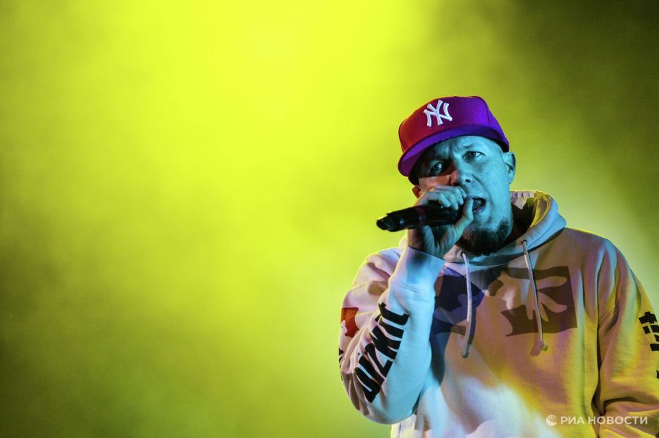 СМИ в Эстонии считают выступление группы Limp Bizkit в стране недопустимым МОСКВА 8 ноя РИА Новости МИД Эстонии назвал предстоящий концерт американской группы Limp Bizkit в Таллине в 2026 году недопустимым из за поддержки солистом России после присоединения Крыма сообщила телерадиокомпания ERR Министерство иностранных дел Эстонии назвало приглашение группы в страну недопустимым говорится в публикации телерадиокомпании ERR сообщила со ссылкой на местные СМИ что Limp Bizkit планирует выступить в Таллине 31 мая 2026 года Как утверждается солист группы положительно отозвался в адрес России и президента РФ Владимира Путина после присоединения Крыма к Российской Федерации в 2014 году что вызвало негативную реакцию эстонских властей Крым стал российским регионом в марте 2014 го Подробнее