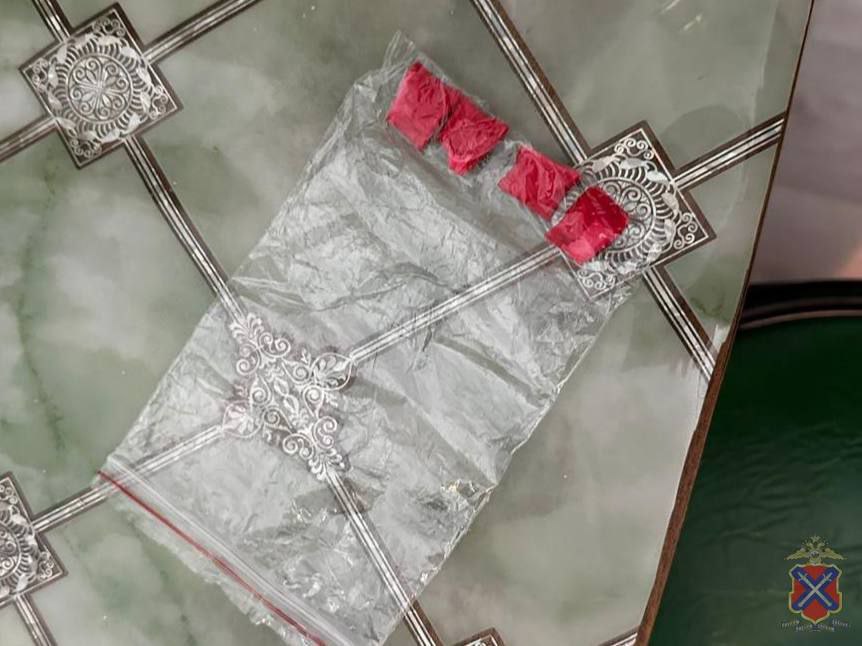 В результате оперативных мероприятий сотрудники Управления по контролю за оборотом наркотиков ГУ МВД России по региону задержали 46 летнюю и 34 летнюю женщин подозреваемых в сбыте сильнодействующих наркотиков По данным оперативников они выполняли функции распространителей запрещенных веществ на территории г Волгограда Женщины фасовали наркотик и организовывали тайники используя бесконтактный способ передачи В ходе личного досмотра подозреваемых осмотра участков местности а также при обыске по месту жительства одной из женщин полицейские изъяли свертки с запрещенным веществом Экспертиза проведенная специалистами экспертно криминалистического центра ГУ МВД России по Волгоградской области показала что изъятым веществом является метадон Следователем в отношении подозреваемых возбуждено уголовное дело по признакам преступления предусмотренного ч 3 ст 30 ч 4 ст 228 1 УК РФ Покушение на незаконный сбыт наркотических средств в крупном размере Фигурантки задержаны в порядке ст 91 УПК РФ