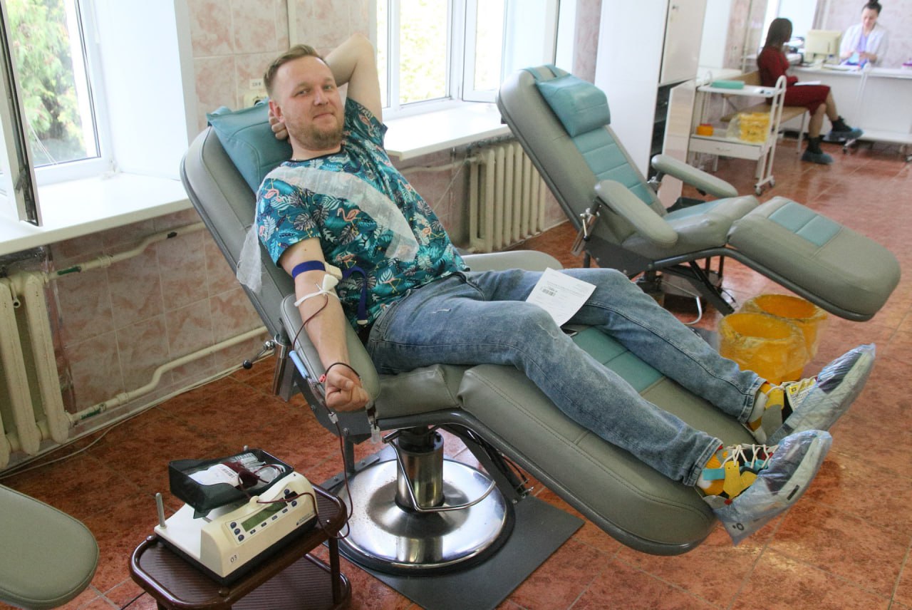 В Калуге пройдет акция День донора 29 января калужан приглашают стать донорами крови чтобы помочь людям находящимся в критической ситуации Акция состоится с 8 30 до 12 00 в мобильном пункте по адресу ул Заводская д 57 сообщило министерство природных ресурсов и экологии области Выполнить благородную миссию могут калужане старше 18 лет Перед сдачей крови необходимо предварительно изучить правила подготовки и противопоказания к донации Подписаться