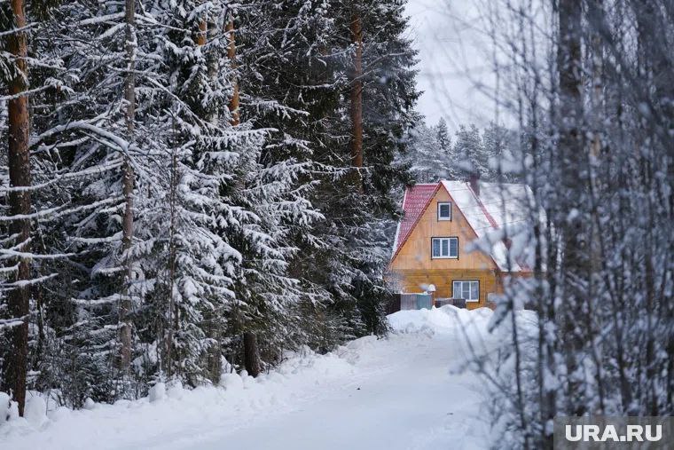 Пермяк заставил власти через суд продать ему землю на которой построил дом Житель Пермского края оформил аренду на землю Там он построил дом и намеревался приобрести этот участок но ему отказали Тогда мужчина обратился в суд Копия решения Пермского районного суда имеется в распоряжении URA RU Мужчина заключил договор аренды с властями на 50 соток в Пермском районе Там он построил дом и обратился в комитет имущественных отношений чтобы выкупить эту землю без торгов Там ему отказали сообщив что он может выкупить только 20 соток Тогда пермяк обратился в суд с требованием разрешить ему выкупить землю говорится в решении суда Суд выслушал аргументы всех сторон Инстанция решила что решение комитета отказать пермяку в выкупе земли было принято незаконно и обязала власти рассмотреть его заявление еще раз ПЕРМЬ СЕГОДНЯ Пермь Березники