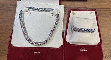 В аэропорту Шереметьево задержали гражданку России прибывшую из Дубая с украшениями Cartier на сумму 34 млн рублей Таможенники обнаружили в ее ручной клади колье и браслет из золота 750 й пробы с бриллиантами и другими драгоценными камнями упакованные в красные фирменные чехлы Экспертиза подтвердила подлинность изделий а сумма неуплаченных таможенных сборов составила более 9 9 млн рублей В отношении женщины было возбуждено уголовное дело по статье об уклонении от уплаты таможенных платежей в особо крупном размере Ей грозит до 5 лет тюрьмы или штраф до 500 тысяч рублей banksta