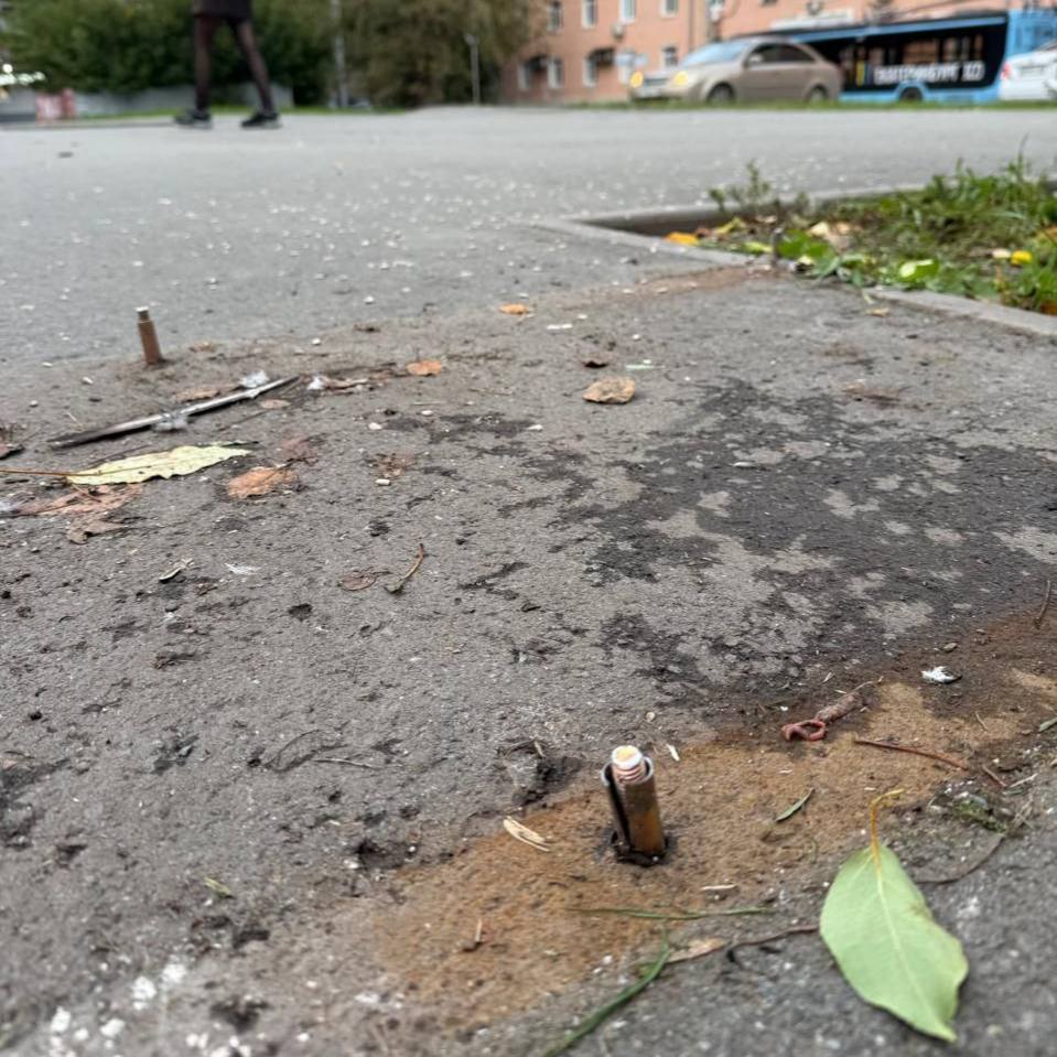 Боксёрские груши в Екатеринбурге ВСЁ Рейд по незаконно установленным грушам завершился более 10 аттракционов изъяли власти а остальные устройства спрятали владельцы сообщает Екатеринбург Главное и публикует фото Но в общественных местах остались торчать штыри о них можно споткнуться и упасть так что аккуратнее наконец то убрали   мне и не мешали Новости Екб тут SvetEKB