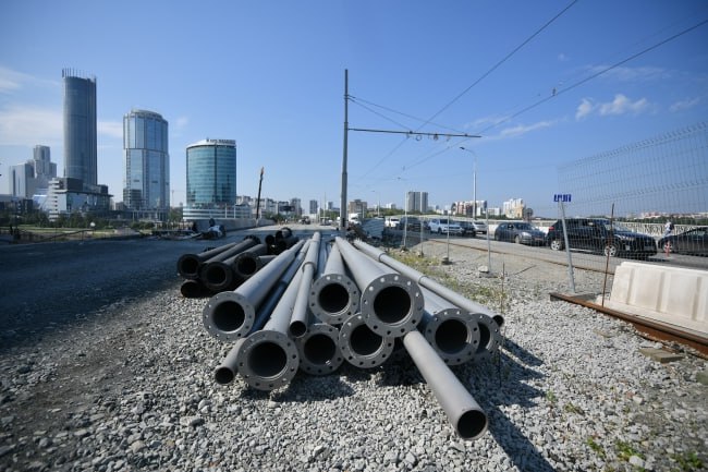 В Якутии началась сборка плавучих оснований для Ленского моста На грандиозной стройке Ленского моста в Якутии начался один из ключевых этапов Строители приступили к установке первых элементов центрального коффердама специального плавучего основания для опор Работы ведутся круглосуточно используя технологические укрытия для работы в мороз Центральная опора будущего моста это гигантский пилон высотой более 284 метров Для его поддержки и удержания пролетов над рекой Леной будут установлены три огромных коффердама на сборку которых уйдет около десяти тысяч металлоконструкций На сегодня уже полностью собран первый из них а второй центральный активно монтируется Фото Булатов Алексей
